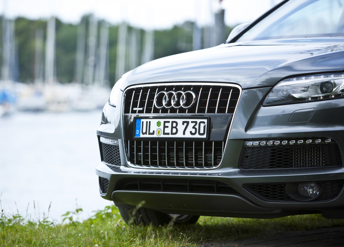Oldtimer - Kategorie: AUDI - Bild: Audi Q7 mit Kennzeichenhalter