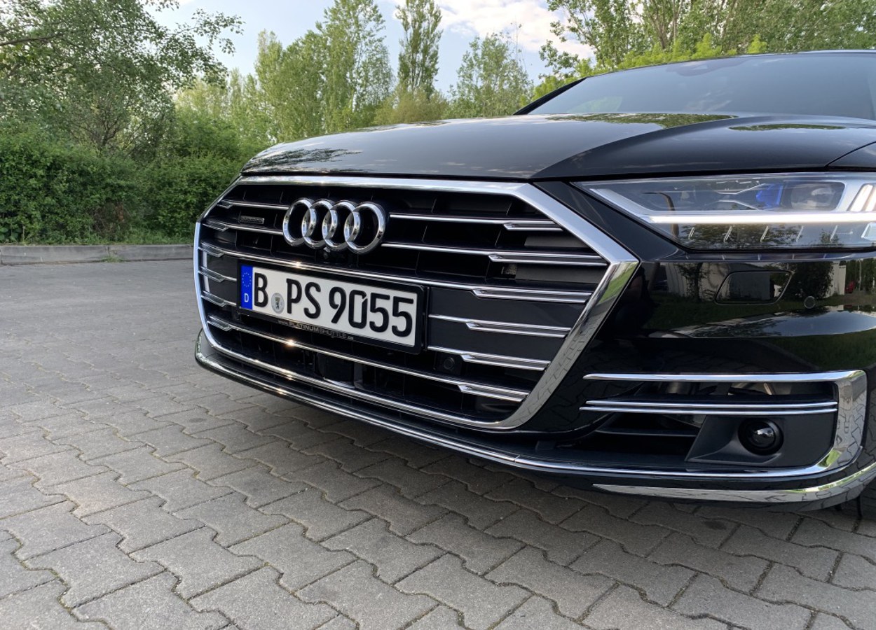 Oldtimer - Kategorie: AUDI - Bild: Audi A8 Kennzeichenhalter Chrom