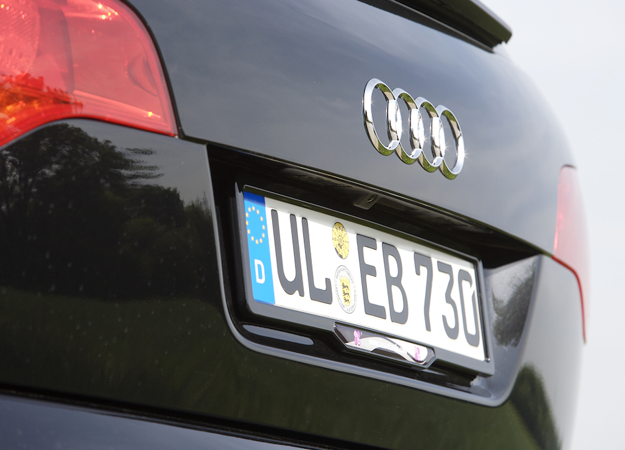 Oldtimer - Kategorie: AUDI - Bild: Audi Q7 mit Kennzeichenhalter Edelstahl  schwarz-glanz + Lasergravur