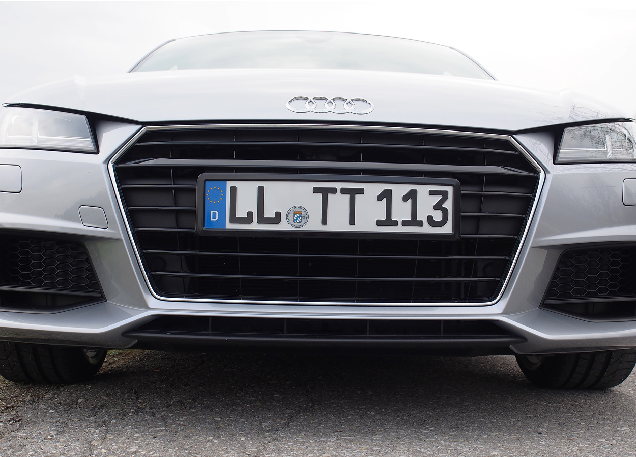 Oldtimer - Kategorie: AUDI - Bild: Kundenfoto Audi A1 Kennzeichenhalter  schwarz-glanz