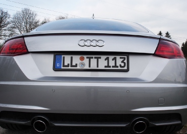 Audi TT Kennzeichenhalter in Edelstahl Pianolack schwarz hochglanz im perfekten Gesamtbild