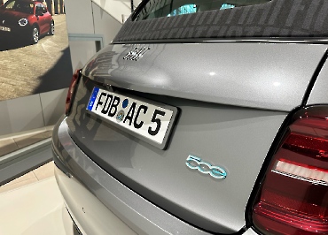 Fiat 500e Kennzeichenhalter mit Lack nach Farbcode