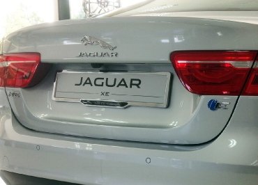 Jaguar XE Kennzeichenhalterung Chrom mit schwarzem Inlay  