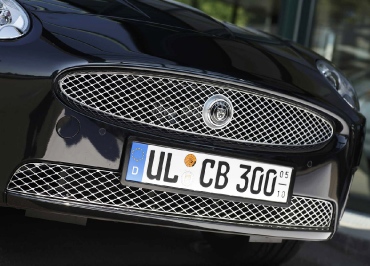 Jaguar Nummernschildverstaerker schwarz-glanz und Frontbiegung