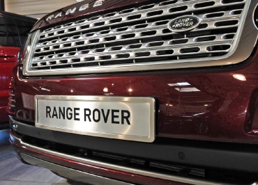 Range Rover Kennzeichenhalterung in Edelstahl gebuerstet und Frontbiegung
