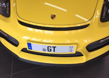 Porsche GT4 Kennzeichenhalter lackiert in Wagenfarbe und Frontbiegung