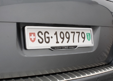 Porsche Cayenne Kennzeichenhalter poliert für Kontrollschild Schweiz 