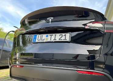 Tesla Y Kennzeichenhalter schwarz-glanz mit Lasergravur