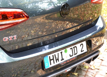 Nummernschildverstärker mit Inlay und lackiert in Pianolack schwarz hochglanz für VW Golf GTI